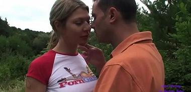  Fa un video porno nel parco con il suo amico